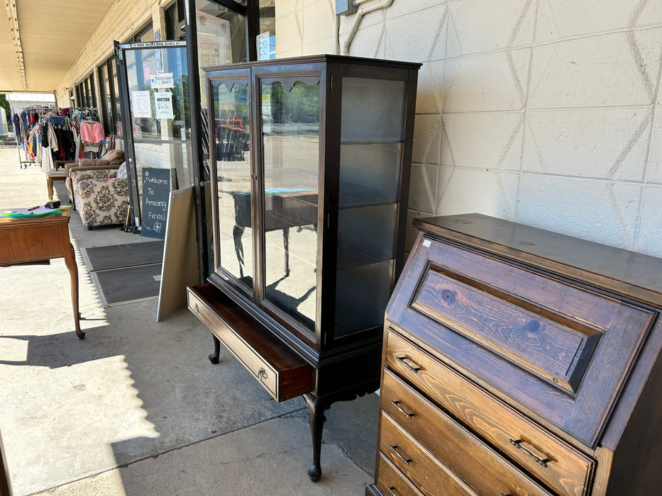 Queen Anne style display curio cabinet/china hutch 34179