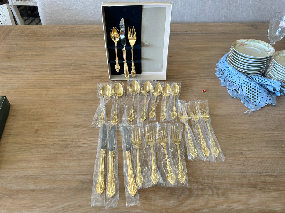 Golden Natchez Rogers by Kenwood 20 piece flatware set 33761