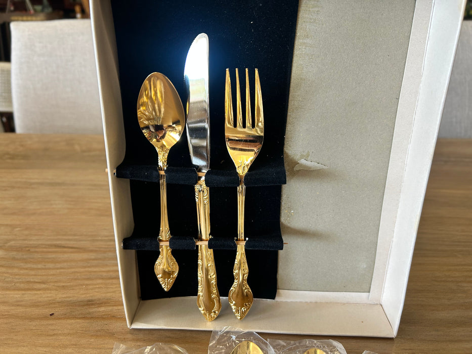 Golden Natchez Rogers by Kenwood 20 piece flatware set 33761