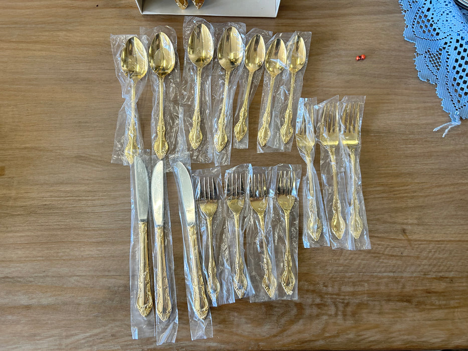 Golden Natchez Rogers by Kenwood 20 piece flatware set 33761