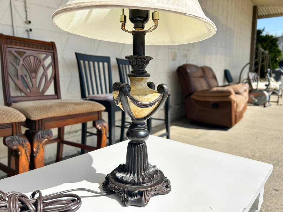 Lamp with shade 33780