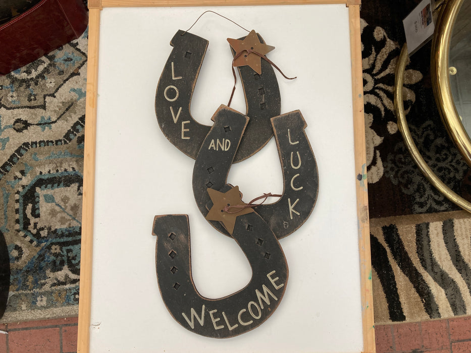 Horse shoe love and luck welcome sign 32294