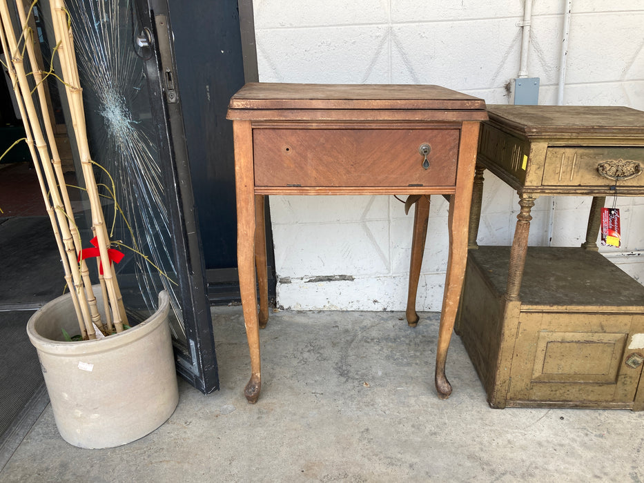 Side table with sewing machine 32362