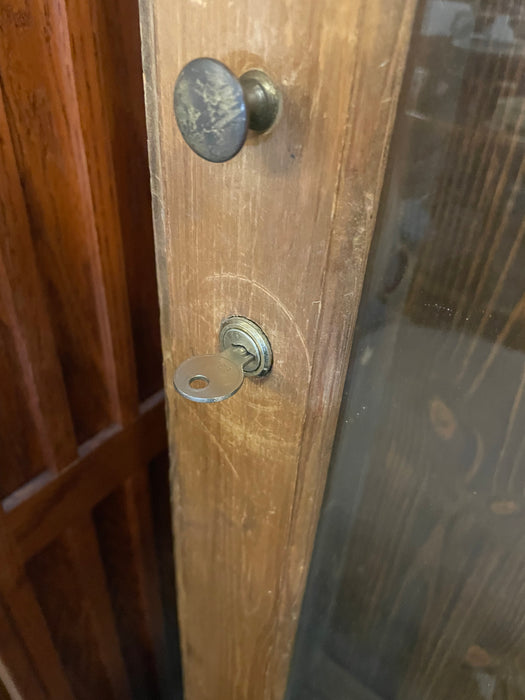 Gun case/cabinet locking with key 32431