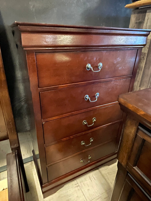 Near new Ashley Alisdair 5 drawer chest of drawers dresser 32441