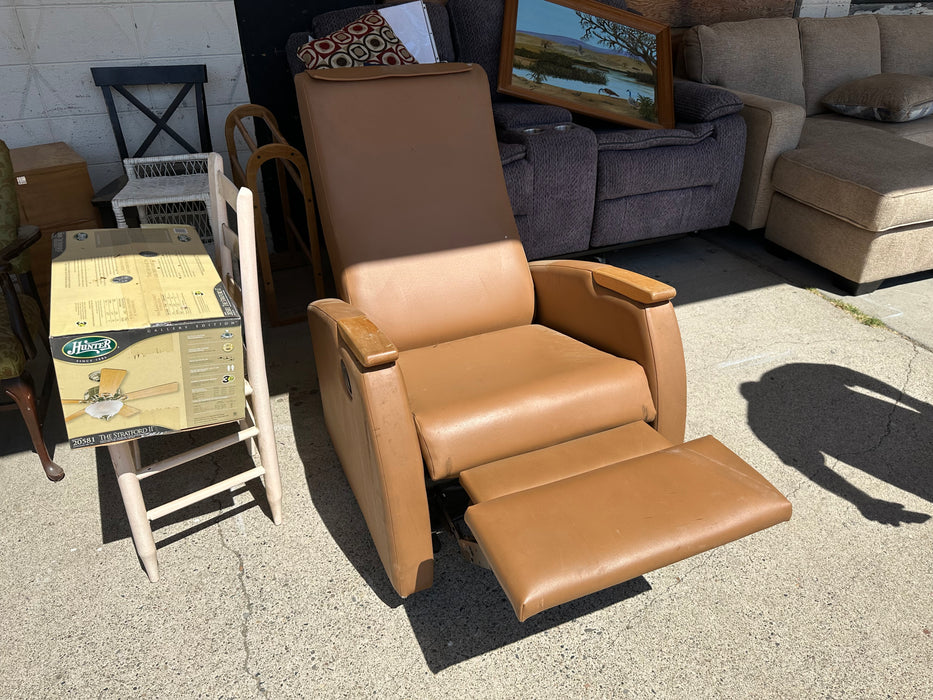 Tan reclining chair recliner 31224