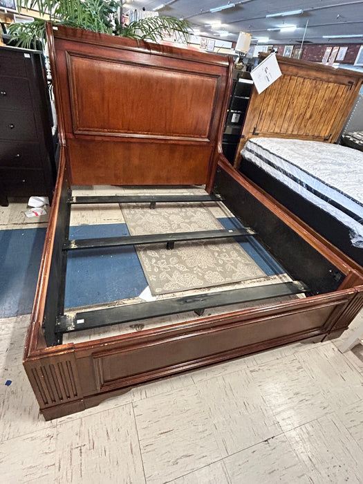 Queen sleigh bed wood 33810