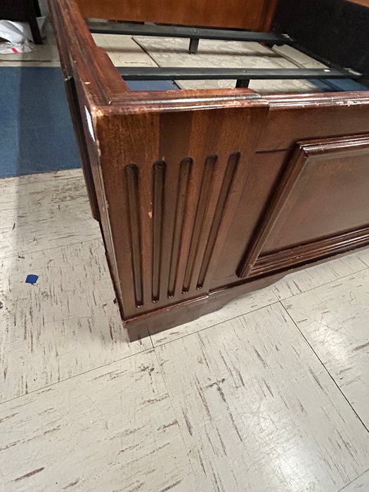 Queen sleigh bed wood 33810