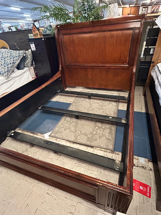 Queen sleigh bed wood 33810