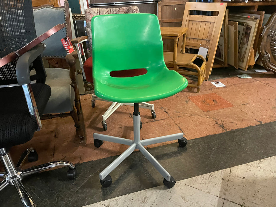 Green plastic office desk chair on casters 32924