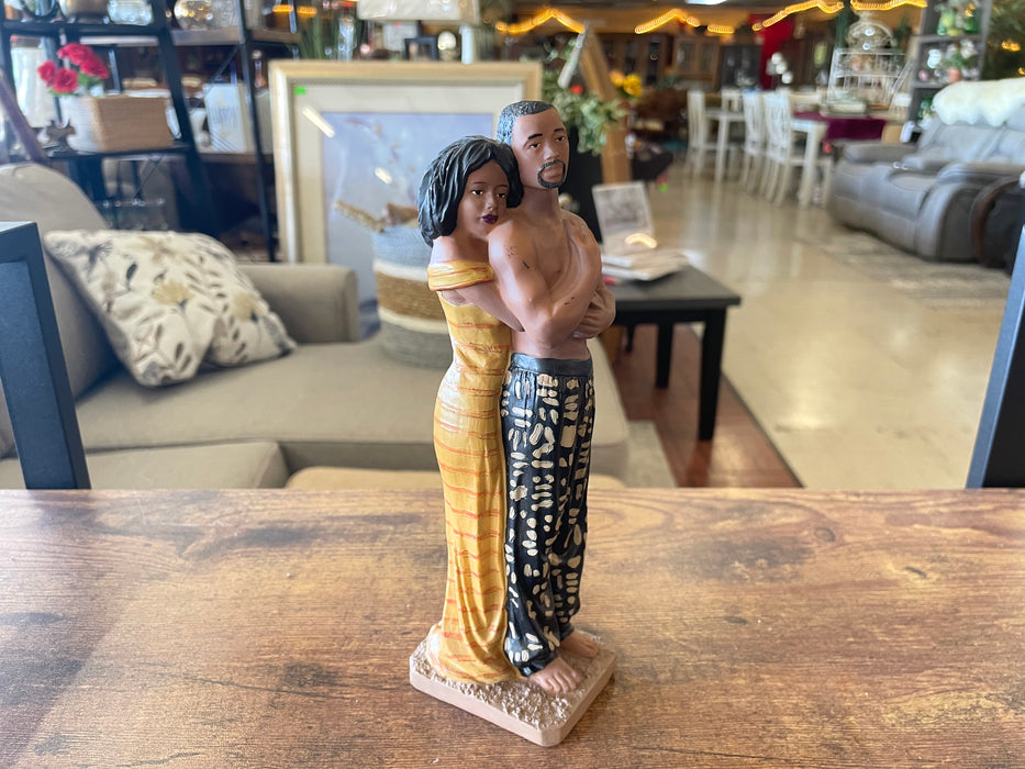 Man and woman hugging figurine 32934