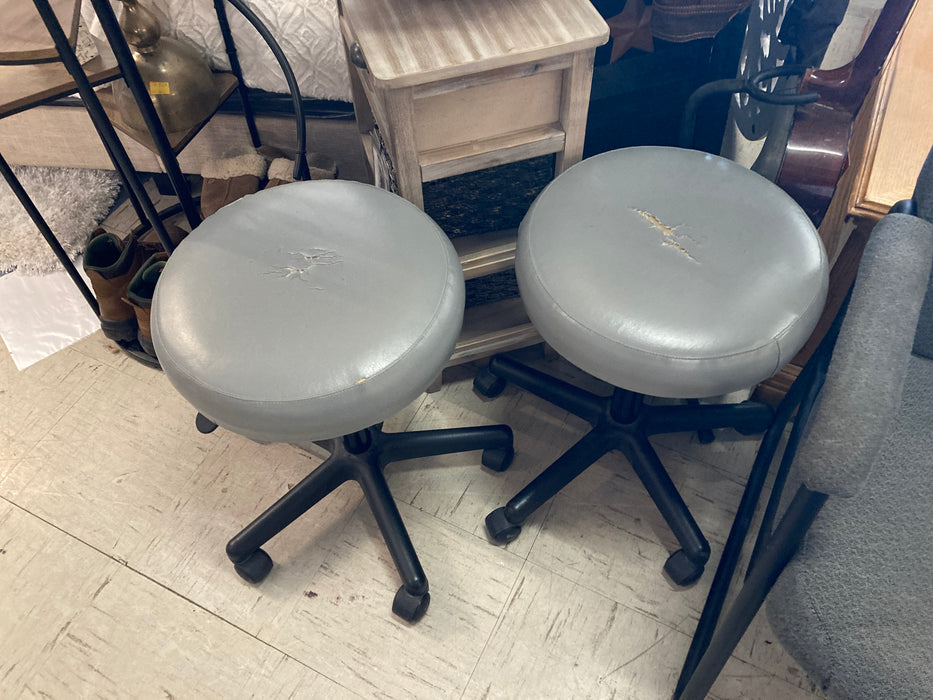 Gray stools on casters 31691