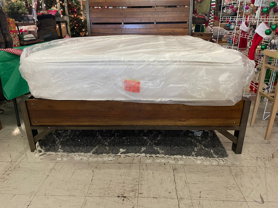 Blaire Farm platform queen bed 33322