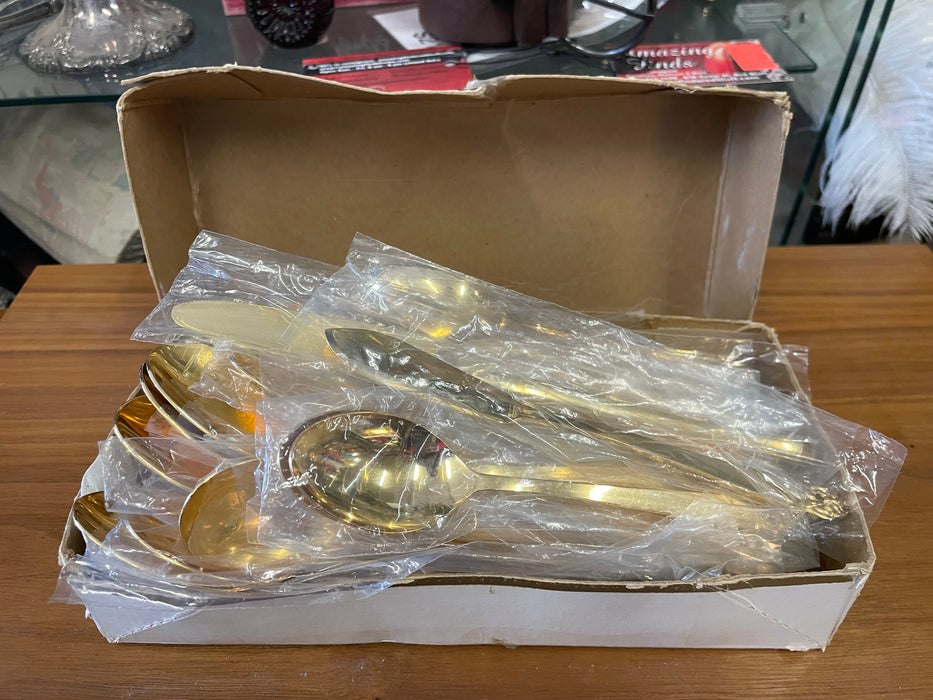 Gold plated silverware 51pc set 31808