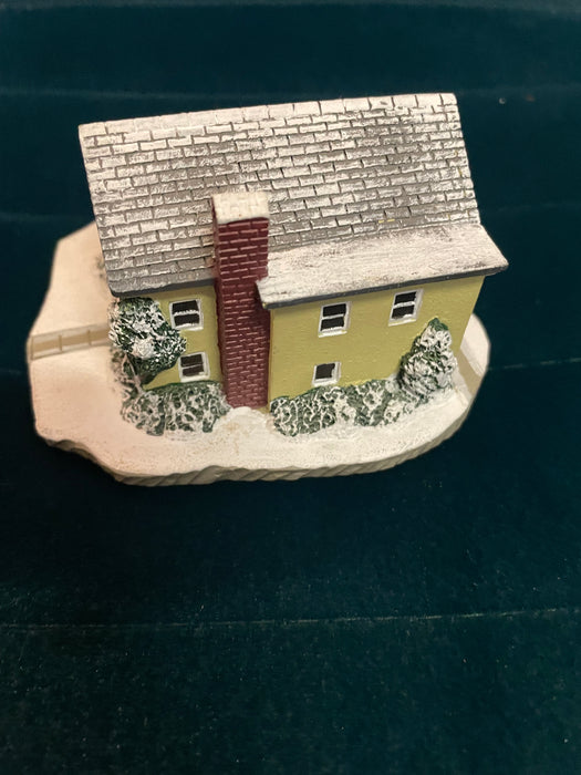 "The Country Store" village figurine 33337