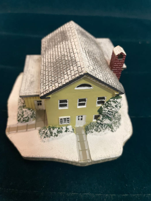 "The Country Store" village figurine 33337