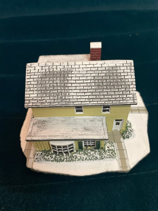 "The Country Store" village figurine 33337