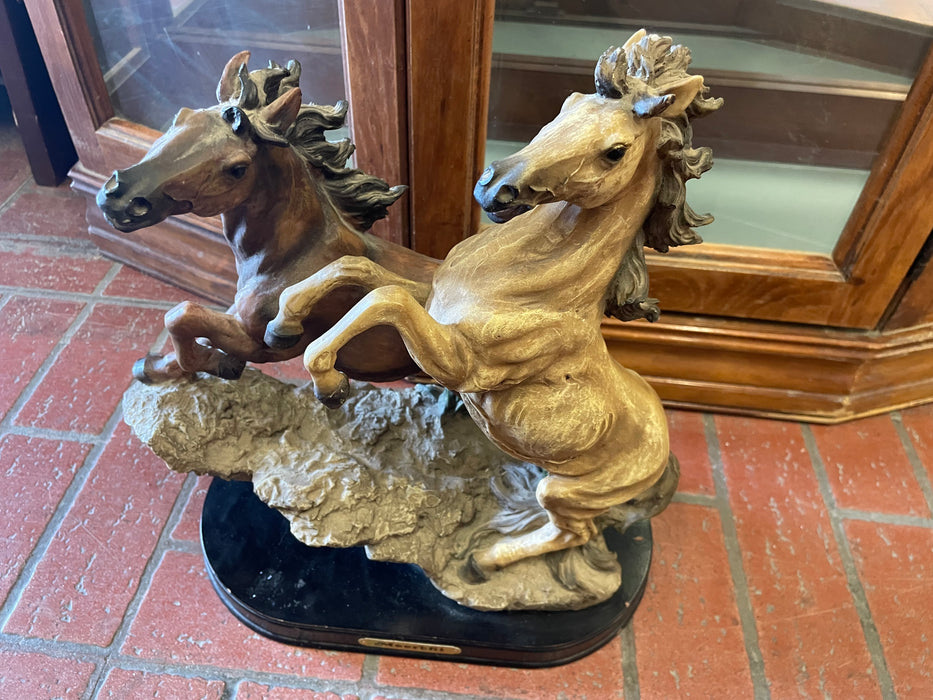 Meerchi horse figurine 31830