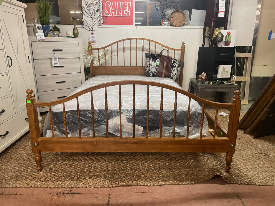 Ethan Allen maple queen bed 33154