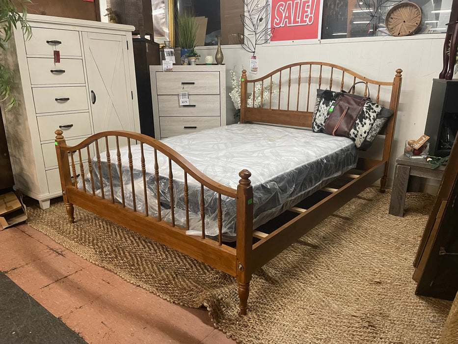 Ethan Allen maple queen bed 33154