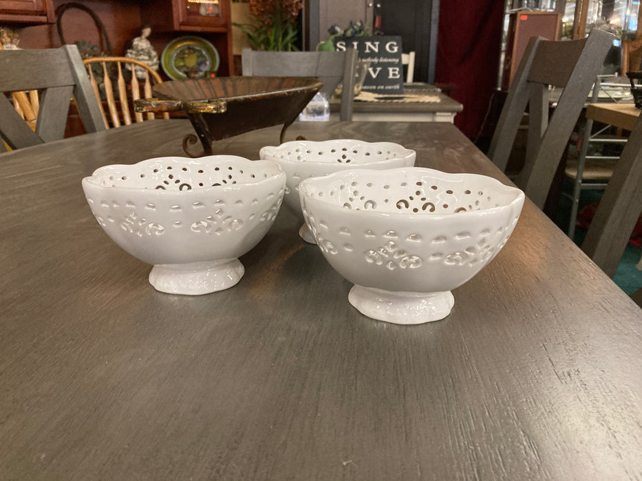 3 piece bowl set white with scalloped edges 31906