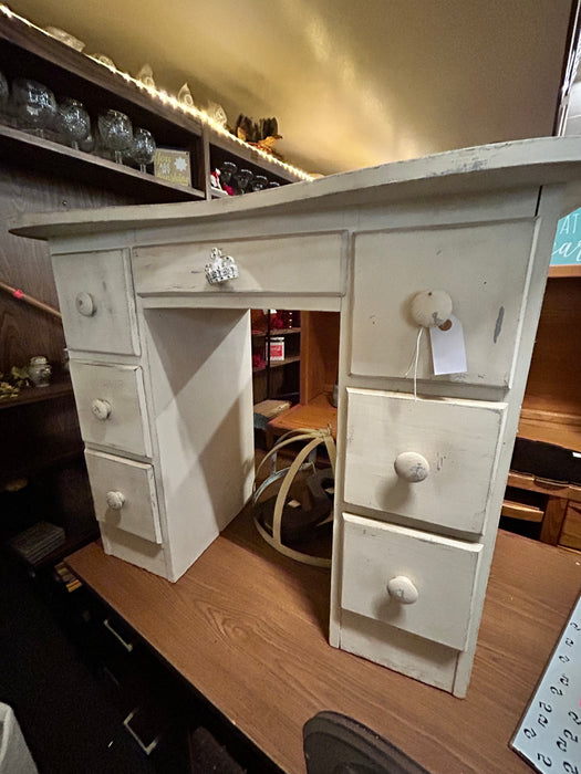 White 7-drawer student desk w/ round white knobs 33482