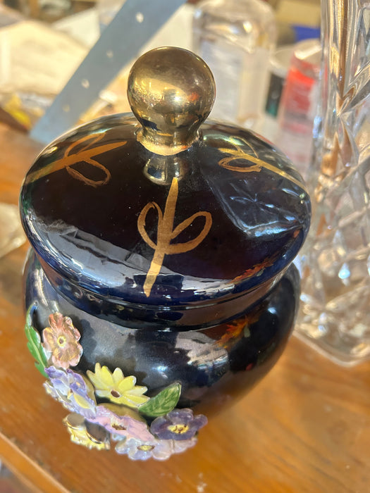 Blue floral vase with lid 33517