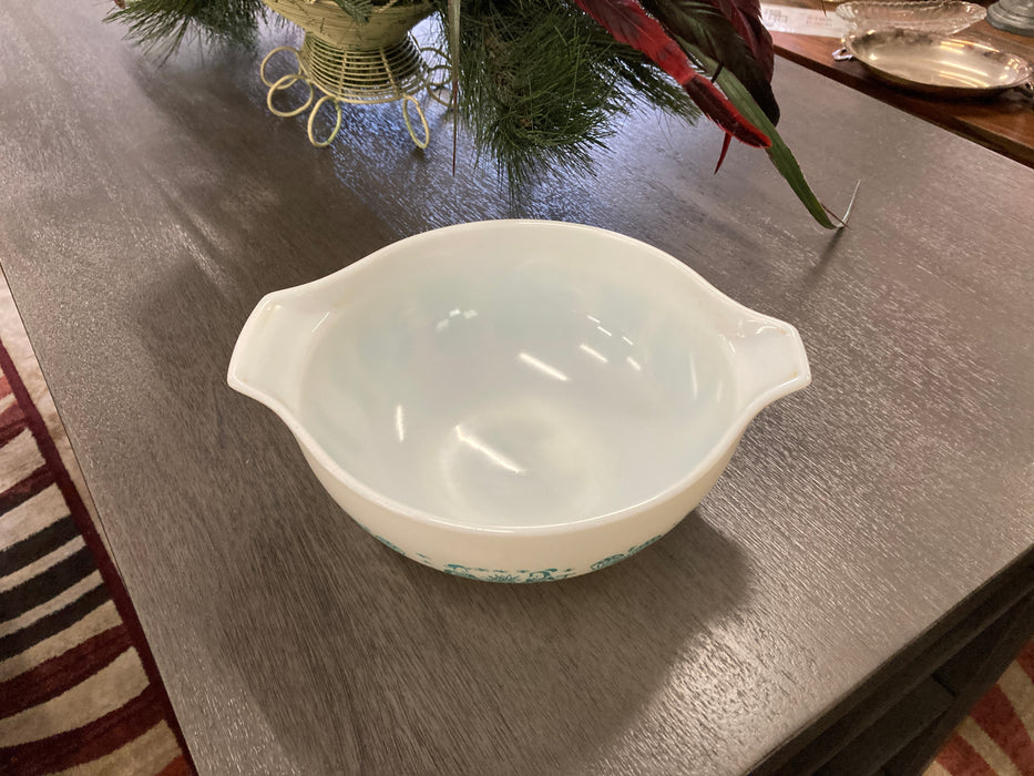 Vintage white 2.5qt. Pyrex Cinderella white/aqua butterprint bowl 32093