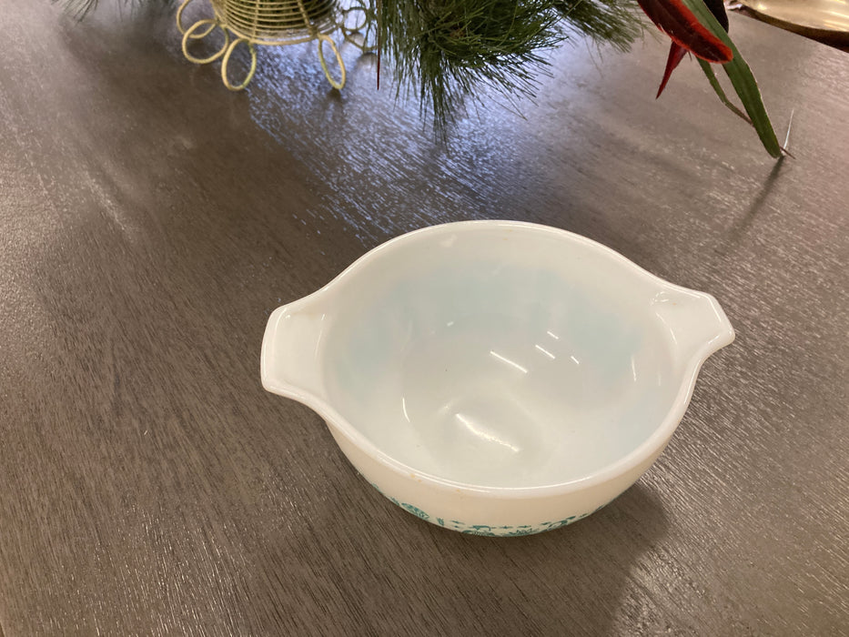 Vintage white 1.5pt. Pyrex Cinderella white/aqua butterprint bowl 32094