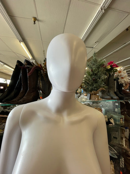 Female plastic mannequin faceless 32110