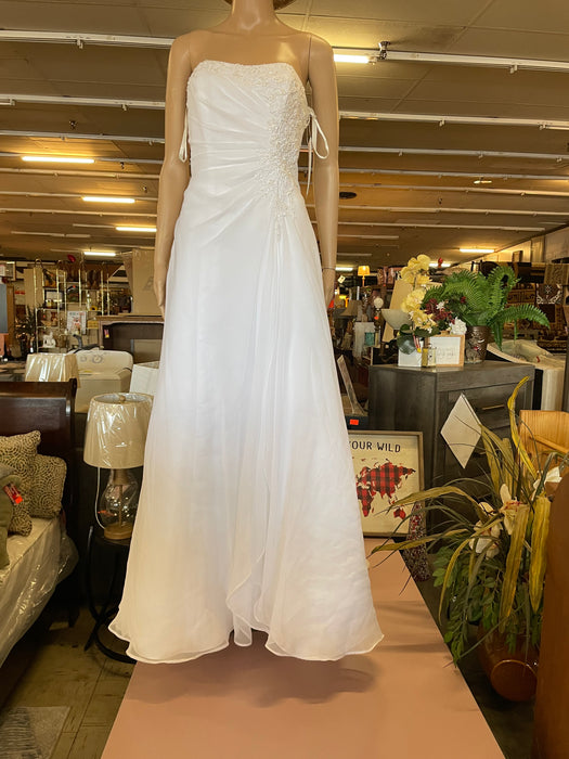 David's Bridal A-line chiffon size 6 wedding dress with side draping 32140