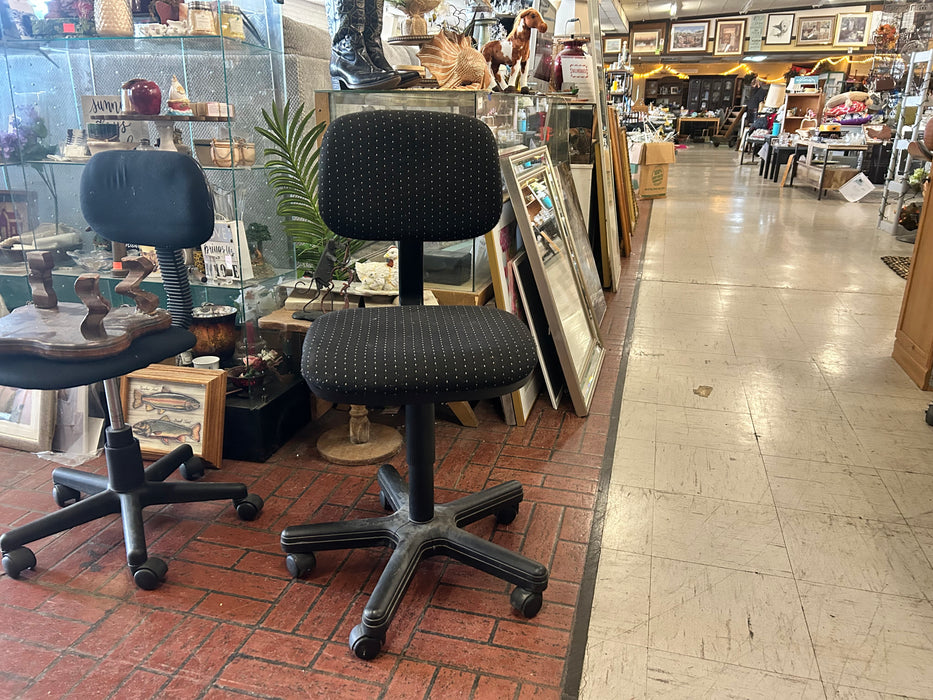 Black upholstered office desk chair 34087