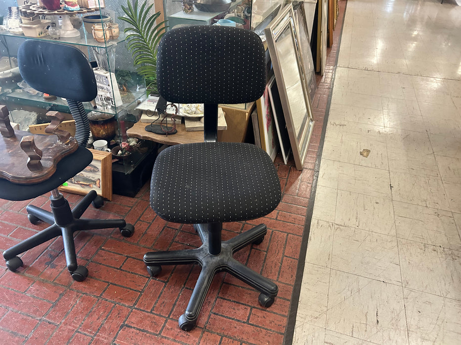 Black upholstered office desk chair 34087