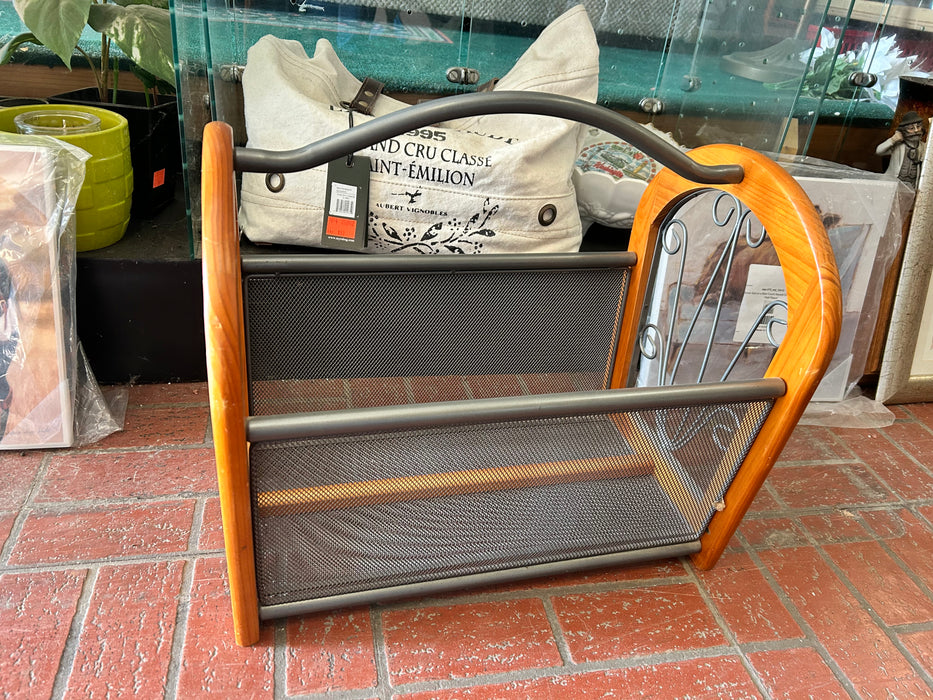 Cedar wood magazine rack with grey metal mesh 34120