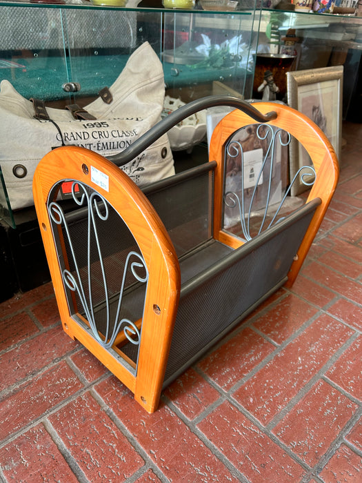 Cedar wood magazine rack with grey metal mesh 34120