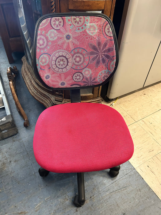 Adjustable pink office desk chair on casters 34123