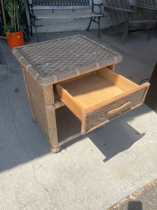 1970s rattan wicker end table/nightstand 32761