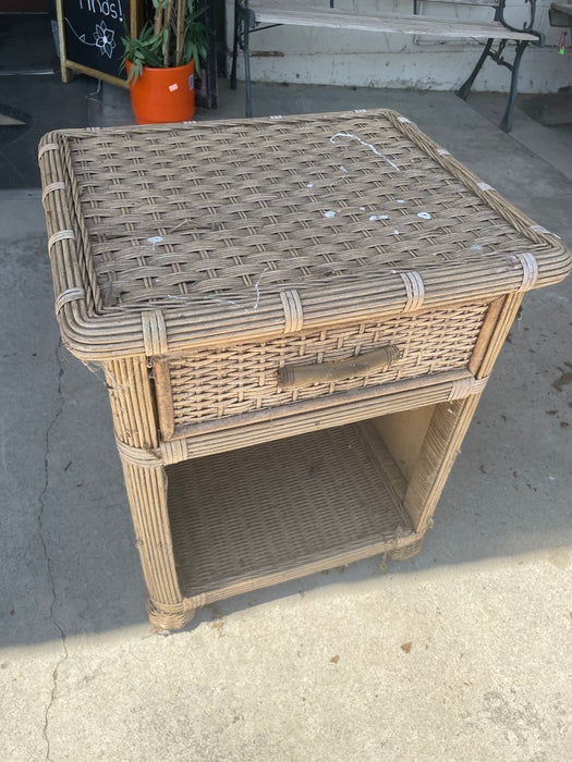 1970s rattan wicker end table/nightstand 32761