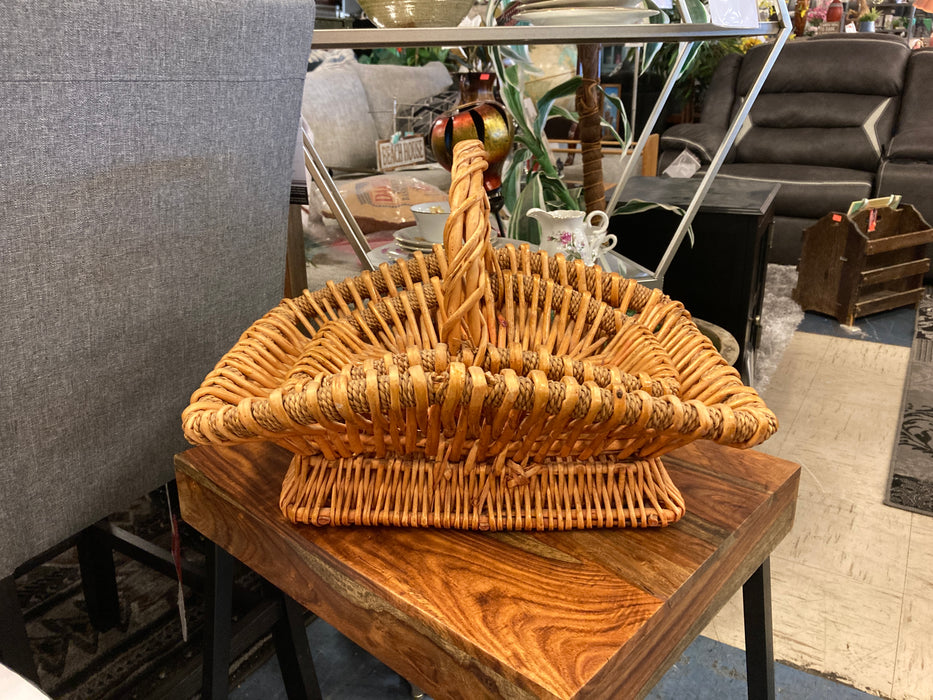 Woven basket with tray 31124
