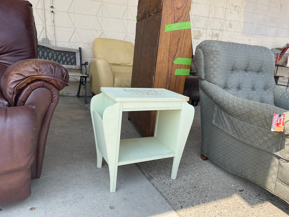 Side end table with magazine rack 32801