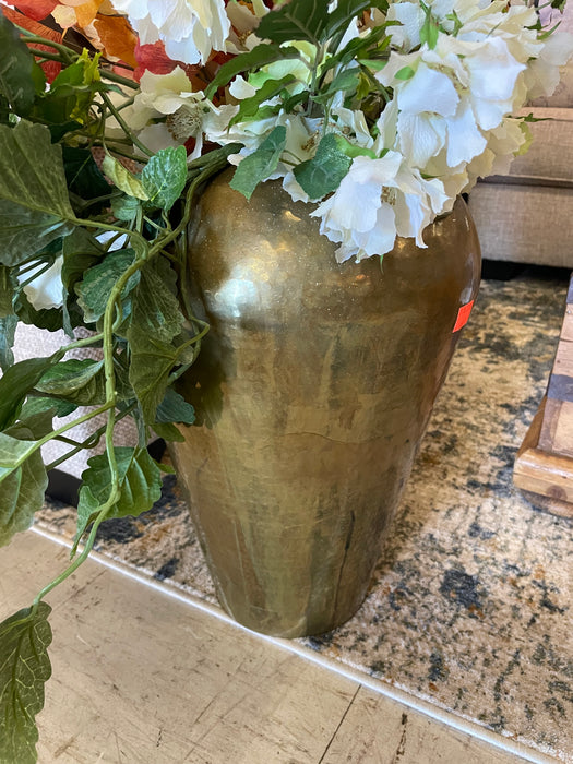 Hammered brass planter with faux flowers 31036
