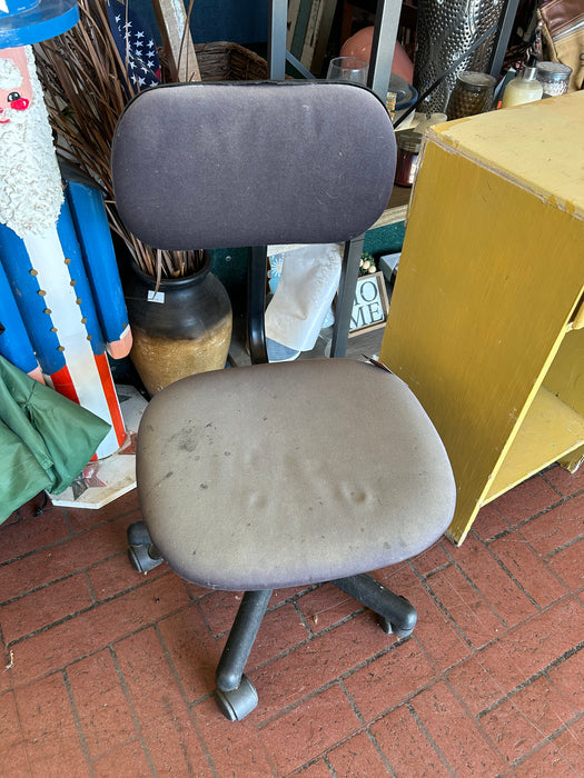 Small dark gray computer chair on casters 34360