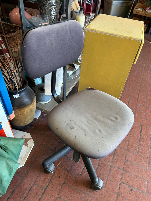 Small dark gray computer chair on casters 34360