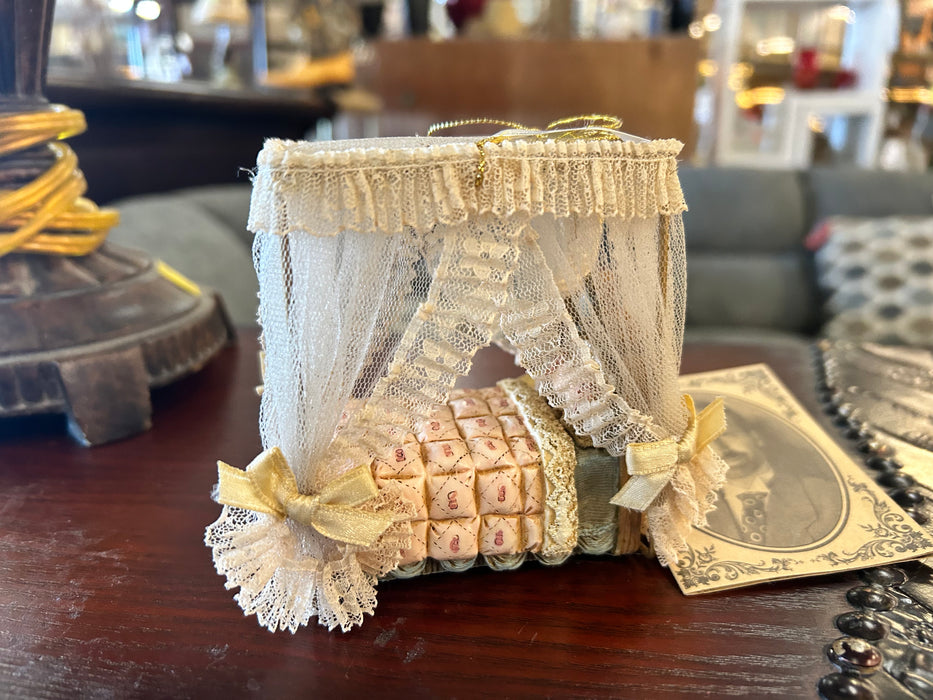 The house of Louis Nichole canopy bed ornament 33606