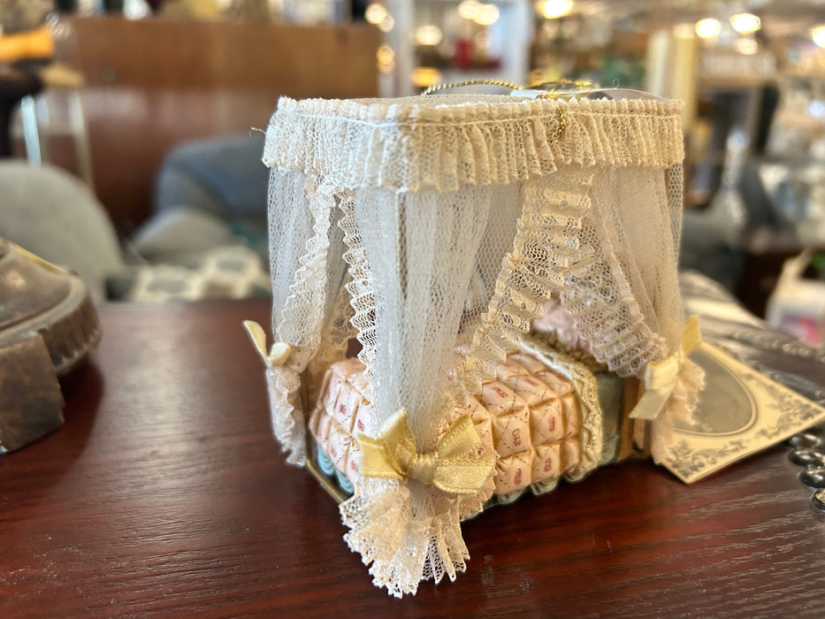 The house of Louis Nichole canopy bed ornament 33606