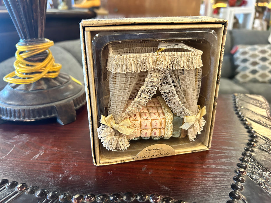 The house of Louis Nichole canopy bed ornament 33606