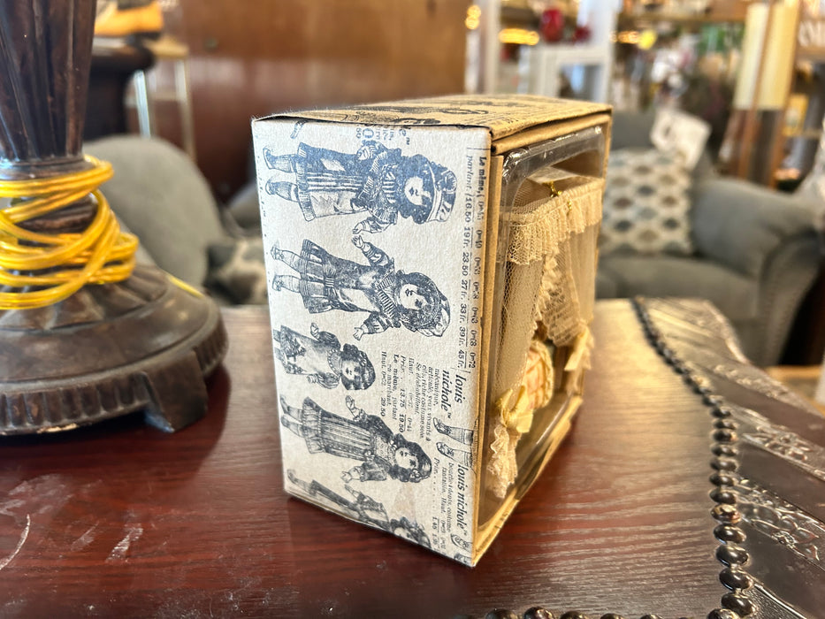 The house of Louis Nichole canopy bed ornament 33606