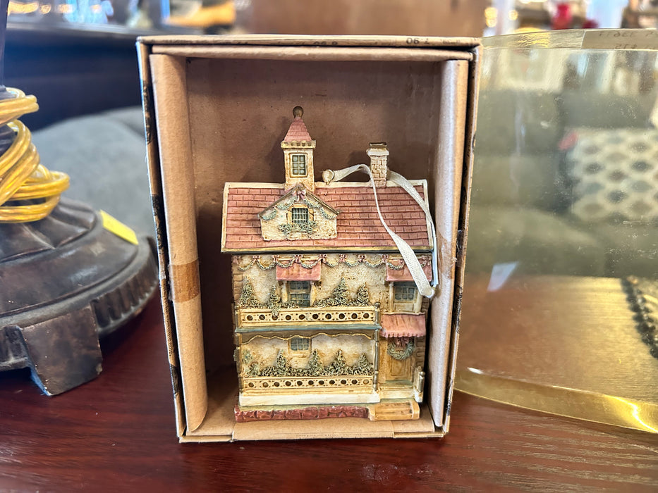 The house of Louis Nichole house ornament 33611