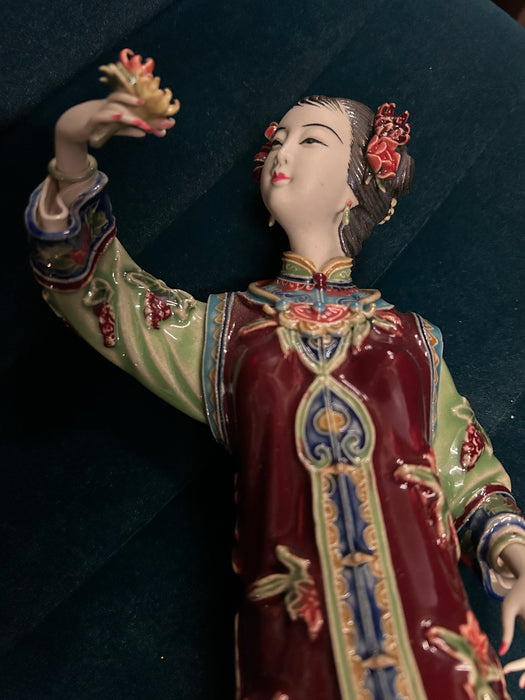 Vintage Chinese Wucai porcelain figurine "Delicate lady with sunflower" AS IS 33623