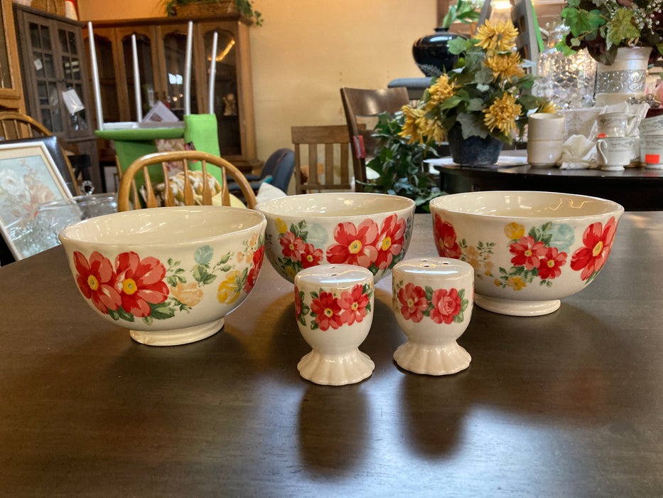Vintage floral Pioneer Woman bowl set with salt/pepper shaker 4pc set 32477